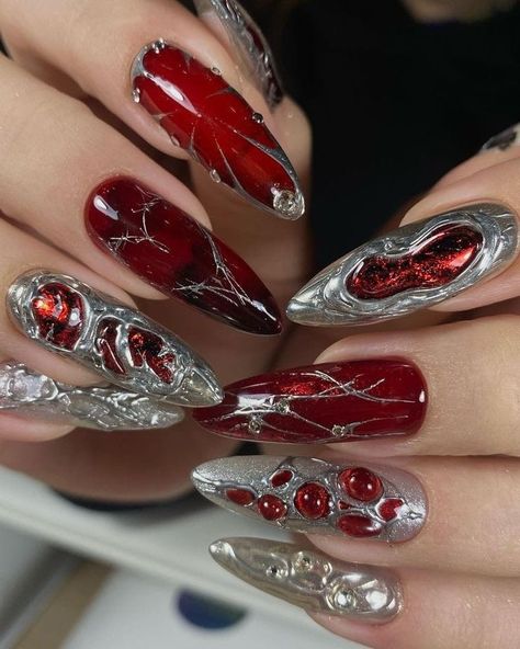 Cool Christmas Nails Design, Romantic Goth Nails, Nail Art Vermelho, Silver Chrome Nails, Red And Silver Nails, Red Chrome Nails, Silver Nail Designs, Dark Red Nails, Wine Nails