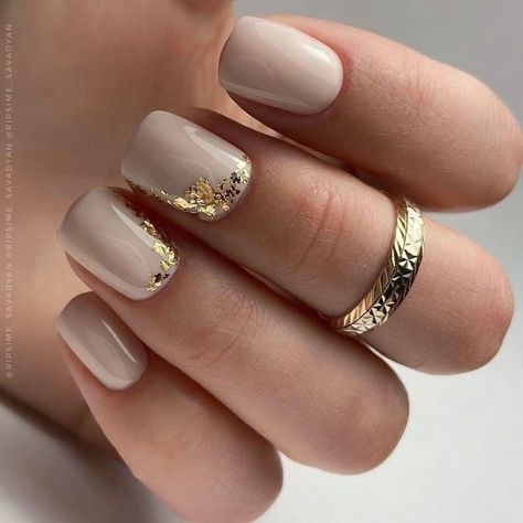 Simple Floral Nail Art, Very Short Nails, Ongles Beiges, Beige Nails Design, Hottest Nail Trends, Gold Gel Nails, Bridesmaids Nails, Unghie Sfumate, Golden Nails