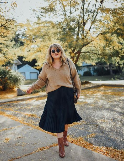 Pleated Long Skirt Outfit, Skirt And Jumper Outfit, Skirt Sweater Outfit, Skirt With Sweater Outfit, Skirt And Sweater Outfit, Sweaters And Skirts, Plus Size Long Skirts, Fall Photo Outfits, Sweater Skirt Outfit