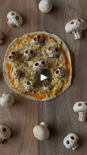 Spooky Pizza, Halloween Pasta, Halloween Pizza, Halloween Party Planning, Recetas Halloween, Halloween Fonts, Halloween Food, Melodrama, Halloween 2017