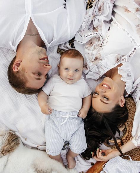 Family Of 3 Poses Baby, Toddler And Baby Photoshoot, Inside Family Photoshoot, Picnic Family Photos, Family Photoshoot Poses With Baby, Family Birthday Photoshoot Ideas, Parents And Baby Photoshoot, 1st Birthday Family Photoshoot, Mom Dad Baby Photoshoot