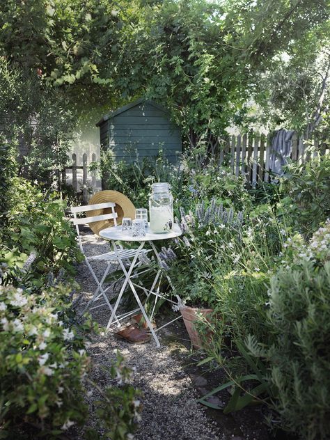 Small Cottage Garden Ideas, Backyard Inspiration, Small Cottage, The Secret Garden, Garden Pictures, Side Yard, Beautiful Backyards, Perfect Garden, Courtyard Garden