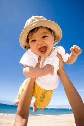 cute baby . follow me on instagram Baby Beach Pictures, Baby Beach Photos, Baby Sunscreen, Baby Boy Pictures, Family Beach Pictures, Baby Boy Photography, Cool Baby, Foto Baby, Baby Massage