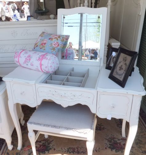 French provincial flip top vanity with mirror Antique White Bedroom, White Painted Desk, Antique White Bedroom Furniture, Vanity Redo, Vanity Table Vintage, Bedroom Vanity Set, Shabby Chic Decorating, Shabby Chic Vanity, Vanity With Mirror