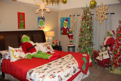 Grinch Room Grinch Bedroom, Grinch Room, Grinch House, Christmas Kids Room, Collins Design, Grinch Decorations, Grinch Christmas Party, Whoville Christmas, Grinch Christmas Tree