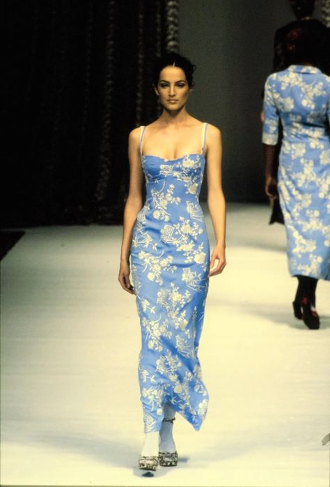 The Never-Ending Appeal of the ’90s Slip Dress | Vogue Popular Dress, 90s Slip Dress, 90s Runway Fashion, Outfits 90s, Vogue Dress, Dolce Gabbana Dress, Runway Dresses, 90s Dress, Fashion Show Collection