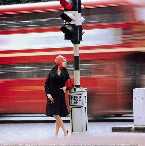 Capital chic: A model photographed in front of a passing London bus for British Vogue in 1960 by Norman Parkinson Mode Poses, Norman Parkinson, Pose Portrait, Motion Photography, Photography Tricks, Slow Shutter, Swinging Sixties, London Bus, Golden Book