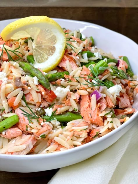 Salmon, Asparagus, and Dill Orzo Salad with Lemon Pepper Vinaigrette - Cali Girl In A Southern World Recipes With Dill, Dill Orzo, Healthy Summer Dessert Recipes, Orzo Salat, Salmon Asparagus, Grilled Corn Salad, Plats Healthy, Salad With Lemon, Mapo Tofu