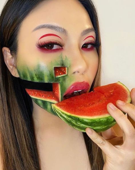 Makeup Artist Creates Body Paint Illusion of Food on Skin Optical Illusion Photos, Expensive Makeup, Makeup Help, Scary Makeup, Sfx Makeup, Professional Makeup Artist, Fantasy Makeup, Costume Makeup, Creative Makeup