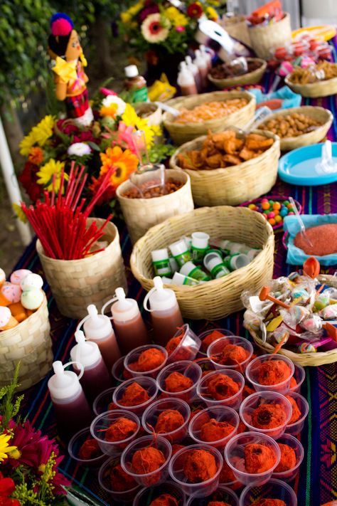 Mesa de dulces Mexican Treat Table, Mexican Candy Bar, Outdoor Snacks, Mexican Theme Party Decorations, Mexican Baby Shower, Mexican Treats, Quinceanera Planning, Mexican Snacks, Cowboy Birthday Party