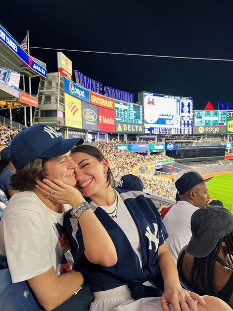 Baseball Game Pictures Instagram Couple, Dodger Game Couple, Baseball Game Outfit Tshirt, Stadium Couple Pictures, Family Baseball Game, Couple Game Day Pictures, Baseball Date Night, Baseball Game Aesthetic Couple, Baseball Game Insta Pics