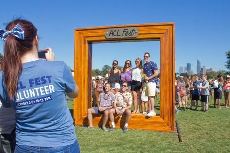 Love this idea! Photo Opportunity Ideas Events, Music Festival Decor, Music Theme Party, Backdrop Backgrounds, Event Entrance, Selfie Wall, Music Themed Parties, Woodstock 1969, Photo Opportunity