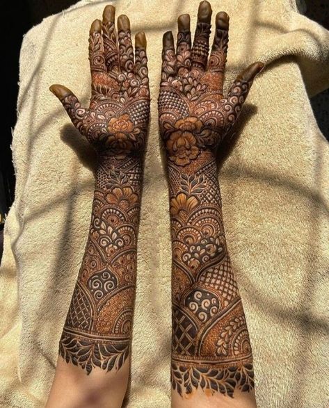 Latest Mehndi Designs Wedding, Front Hand Mehndi Design, Traditional Mehndi, Front Hand Mehndi, Mehndi Designs Simple, Bridal Mehndi Design, Intense Quotes, Simple Mehndi Design, Designs Mehndi