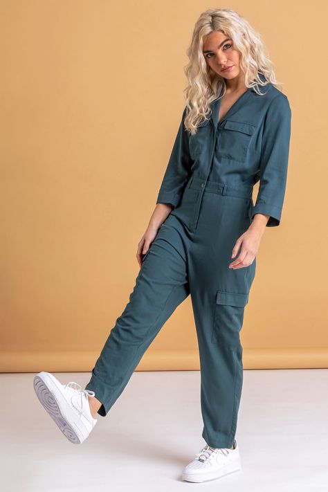 How to coverall and show it off all at once! This utility-inspired jumpsuit is cool and versatile for every season. #dusk #duskfashion #springjumpsuit #springlooks #utilitywear #utilitylooks #easyoutfits #easylooks Utility Jumpsuit Outfit, Womens Jumpsuit Outfits, Green Jumpsuit Outfit, Jumpsuit Outfit Winter, Jumpsuit Outfit Casual, Work Jumpsuit, Jumpsuit Costume, Jumpsuit Shorts, Costume Jumpsuit