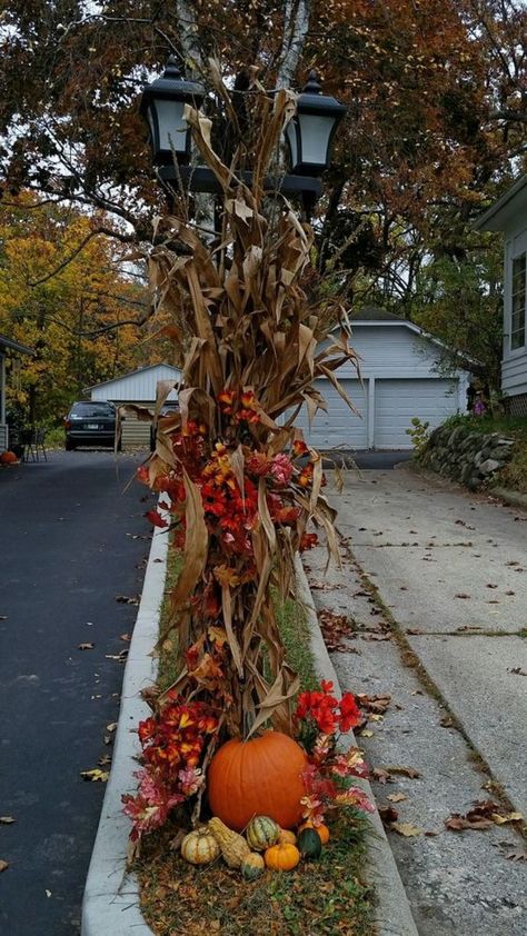 Lamp Post Fall Decorating Ideas, Fall Lamp Post Decor, Autumn Lamppost, Fall Yard Display, Diy Fall Front Porch Decor, Farmhouse Yard, Fall Yard Decor, Fall Landscaping, Fall Front Porch Decor Ideas