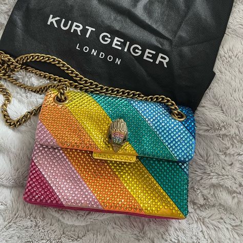 Kurt Geiger London Kurt Geiger Colorful Bag Outfit, Kurt Geiger Bag Outfit Ideas, Bolsa Kurt Geiger Outfit, Kurt Purse, Kurt Geiger Shoes Outfit, Tenis Kurt Geiger, Kurt Geiger Rainbow Bag, Bolsa Kurt Geiger, Kurt Geiger Bag Outfit