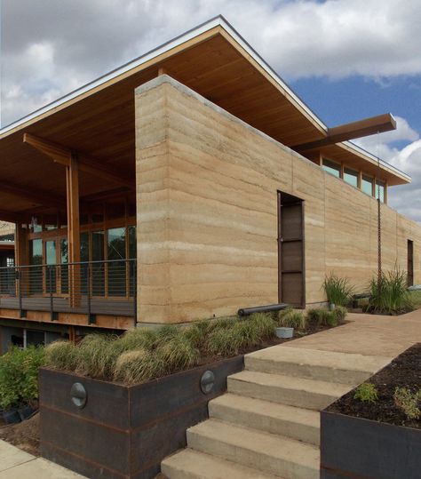 rammed earth builder De la Tierra Hempcrete Architecture, Rammed Earth Architecture, Adobe Wall, Earth Architecture, Zero Energy House, Eco Construction, Rammed Earth Homes, Earth Projects, Rammed Earth Wall