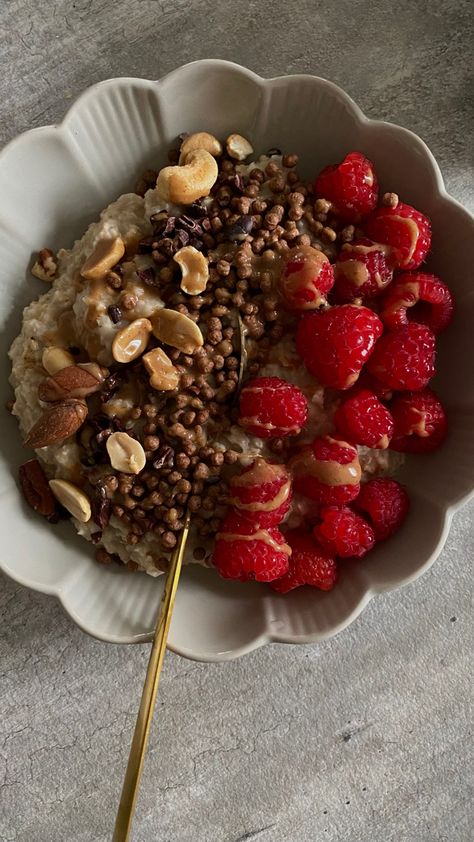 Aesthetic Porridge, Fancy Oatmeal, Porridge Aesthetic, Cute Food Art, Favorite Comfort Food, Food Inspo, Comfort Foods, Healthy Alternatives, Food Cravings