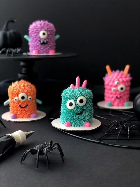 Monster Cakes, Postres Halloween, Mini Torte, Monster Cupcakes, Buttercream Cake Decorating, Monster Halloween, Monster Cake, Mini Monster, Halloween Baking