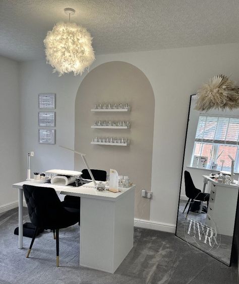 Beauty Space Room Ideas, Nail Room Suite, Room Nails Salon, Salon Suite Decor Nails, Nail Suite Aesthetic, Nail Tech Room Inspiration, Grey Nail Room Ideas, Buety Salon Design, Nail Salon Black Decor