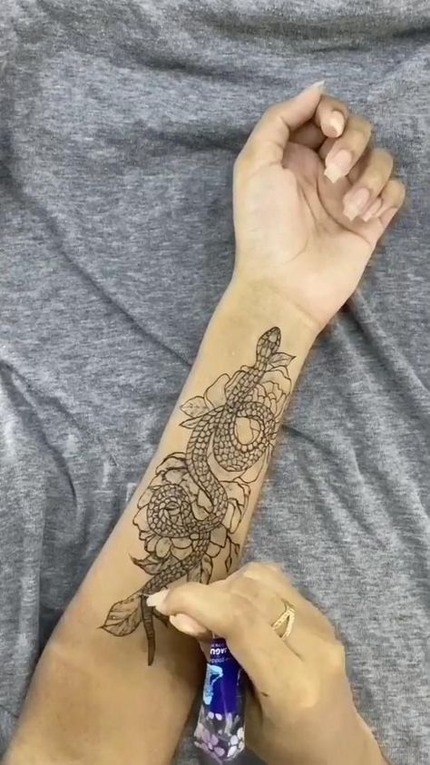 Hanna Tattoo Hand, Ankle Henna Tattoo, Snake Henna, Snake Video, Hanna Tattoo, Small Henna Tattoos, Infected Tattoo, Henna Style Tattoos, Jagua Henna