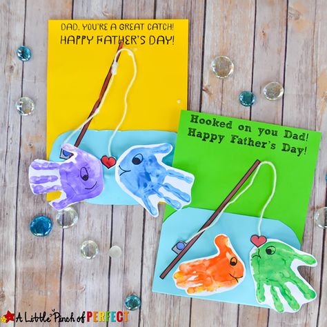 New Today -  8 Father’s Day Gifts from Preschoolers (and Toddlers, Too!) metrogaragedoor.com Handprint Fish, Diy Father's Day Crafts, Fish Craft, Fathers Day Gifts Ideas, Easy Fathers Day Craft, Fathers Day Art, Diy Preschool, Skirt Diy, Craft Kids