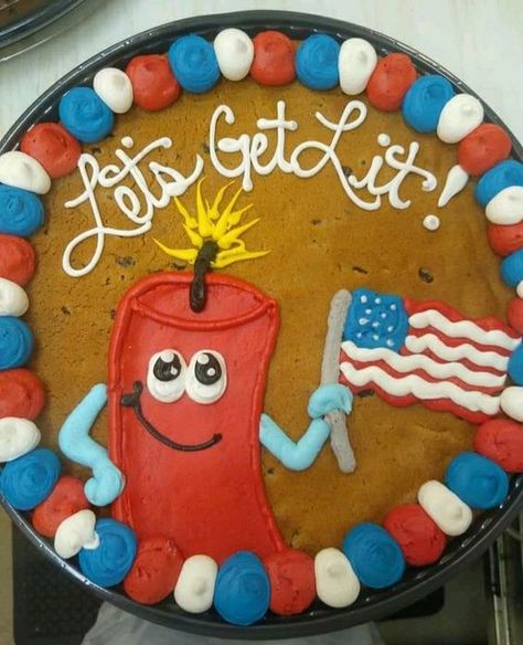 July 4th Cake Decorations Which Are Just Gorgeous - RecipeMagik July 4th Cake Decorating, 4th July Cookie Cake, Forth Of July Cookie Cake, 4th Of July Cookie Cake Decorating Ideas, Labor Day Cookie Cake Ideas, Cookie Cake 4th Of July, Red White And Blue Cookie Cake, 4th Of July Message Cookies, Memorial Day Cake Decorating Ideas