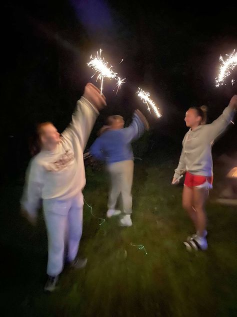 4th Of July Photo Ideas, Aesthetic 4th Of July Pics, 4th Of July Instagram Pictures, 4th Of July Pictures With Friends, 4th Of July Party Aesthetic, Firework Pictures Friends, Fourth Of July Pictures With Friends, Forth Of July Insta Pics, Fourth Of July Pictures