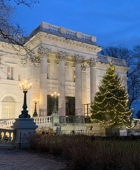 Christmas Mansion, Luxe Christmas, Marble Room, Vaseline Original, Damask Wall, Marble Interior, Marble House, Led Decorative Lights, Holiday Nails Christmas