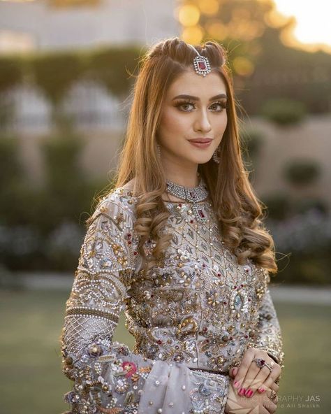 Walima Bridal Look, Deepika Hairstyles, Bridal Hairstyle Ideas, Heir Style, Pakistani Bridal Hairstyles, Beautiful Bridal Makeup, Hiar Style, Engagement Look, Pakistani Women Dresses