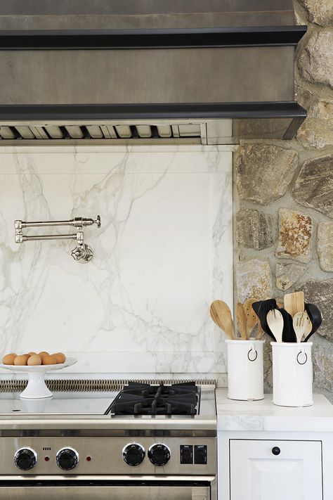 Stove area of the kitchen with a quartz backsplash next to the exposed stone wall. Stone Backsplash Kitchen, Quartz Backsplash, Stove Backsplash, Farmhouse Backsplash, Beadboard Backsplash, Blue Backsplash, Brick Backsplash, Diy Backsplash, Interior Desig