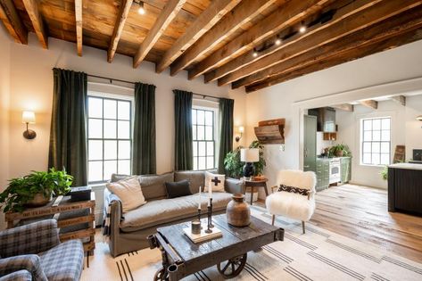 How to Make the Best of Bad Decorating Mistakes, According to HGTV Stars Rustic Ceiling Beams, Farmhouse Fixer, Jonathan Knight, Farmhouse Pictures, Hgtv Star, Rustic Ceiling, Hgtv Dream Home, Farmhouse Kitchen Design, Modern Farmhouse Bathroom