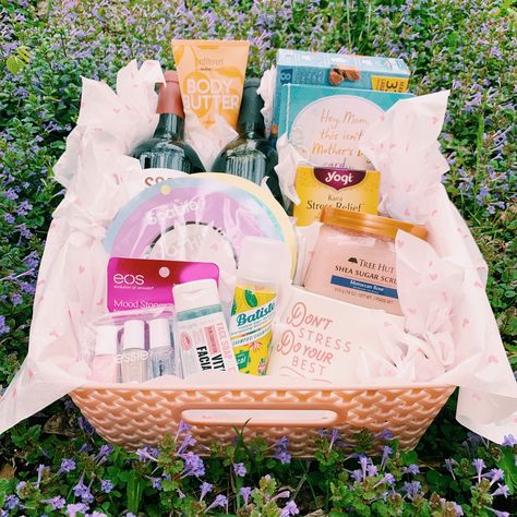 DIY basket full of self care products Self Care Basket For Best Friend, Christmas Present Ideas For Best Friend Basket, Self Care Baskets Gift, Pretty Gift Baskets, Care Baskets For Friends, Basket Full Of Gifts, Self Care Basket Aesthetic, Gift Basket Gift Ideas, Christmas Care Basket