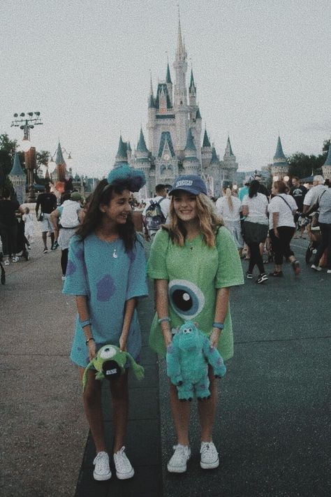 Disneyland Outfits Best Friends, Disneybound Best Friends, Duo Disney Halloween Costumes, Bestie Disney Trip, Disneyland Matching Outfits Best Friends, Matching Disneyland Outfits, Bff Disney Outfits, Matching Disney Outfits Best Friends, Disney Bestie Outfits