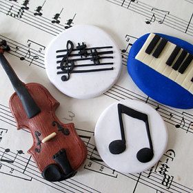 Pretty Fridge, Crea Fimo, Clay Magnets, Music Crafts, Piano Keyboard, Polymer Clay Jewelry Diy, Clay Mugs, Polymer Clay Miniatures, Clay Ornaments