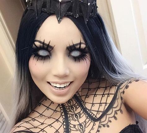 Creative Halloween Makeup Ideas: Dark Queen Halloween Makeup Creative Halloween Makeup, Halloween Make-up Looks, Halloween Contact Lenses, Halloween Contacts, Halloween Countdown, Queen Makeup, Scary Halloween Costumes, Scary Makeup, Halloween Costumes Makeup