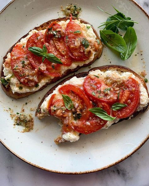 Mozzarella Toast, Japanese Potato Salad, Fancy Toast, Shallot Vinaigrette, Toast Bacon, Tomatoes On Toast, Comforting Food, Toast Ideas, Tomato Mozzarella