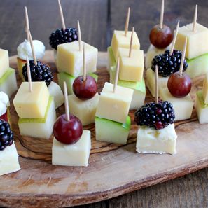 Fingerfood Ideas, Toothpick Appetizers, Wine Country Gift Baskets, Skewer Appetizers, Wedding Appetizers, Charcuterie Inspiration, Cheese Snacks, Cold Appetizers, Charcuterie Recipes