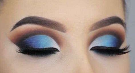 Beautiful sky blue eyeshadow Sky Blue Dress Makeup, Sky Blue Eye Makeup, Sky Blue Eyeshadow, Mua Life, Smokey Eyes Tutorial, Shower Makeup, Quinceanera Makeup, Face Coloring, Blue Eye Makeup Tutorial