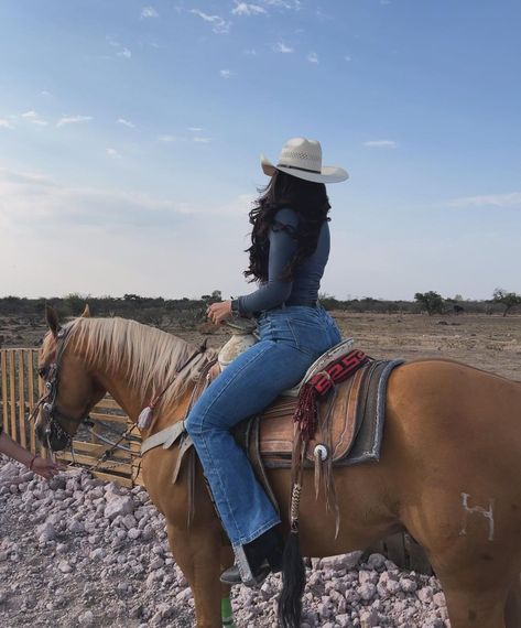 Cowgirl Photoshoot, Foto Cowgirl, Western Photoshoot, Horseback Riding Outfits, Classy Cowgirl, Black Cowgirl, Looks Country, Cowgirl Aesthetic, Horse Aesthetic