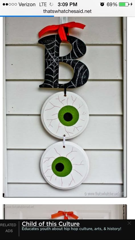 Boo sign Halloween Wall Hanging, Diy Halloween Party, Moldes Halloween, Dekorasi Halloween, Halloween Decor Diy, Halloween Wood Crafts, Whimsical Wreaths, Adornos Halloween, Halloween Prop