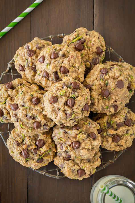 Zucchini Oat Chocolate Chip Cookies - so delicious!! Just like the cookies grandma made! They taste just like zucchini bread but in cookie form. Pumpkin Oat Chocolate Chip Cookies, Zucchini Chocolate Chip Cookies, Oat Chocolate Chip Cookies, Zucchini Cookies, Cookie Time, Chip Cookie Recipe, Oatmeal Chocolate Chip Cookies, Cooking Classy, Chocolate Chip Oatmeal