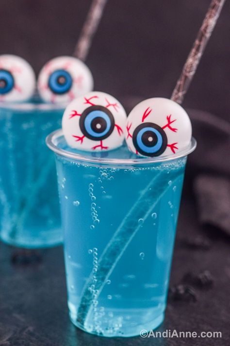 Blue Halloween Drinks Alcohol, Eye Themed Party, Halloween Themed Drinks For Kids, Halloween Drinks Nonalcoholic Kids, Blue Halloween Drinks, Easy Halloween Drinks For Kids, Kid Friendly Halloween Drinks, Halloween Kids Drinks, Non Alcoholic Drinks Halloween