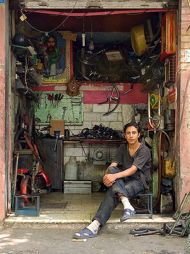 Mechanic Workshop Ideas, Engineer Workshop, Mechanic Aesthetic, Bike Repair Shop, Bicycle Workshop, Mechanic Workshop, Mechanics Aesthetic, Bike Garage, Mechanic Man