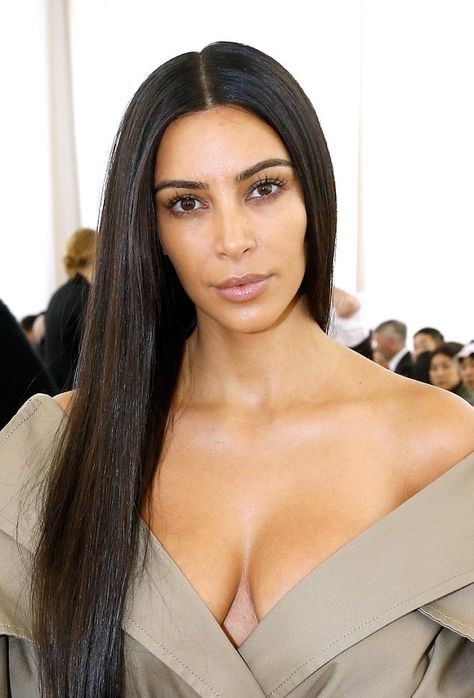 Kim Paris 2016 Estilo Kim Kardashian, Kim Kardashian Makeup, Kim Kardashian Hair, Estilo Kardashian, Hair Colorful, Celebrity Haircuts, Robert Kardashian, Going Out Hairstyles, Kardashian Family