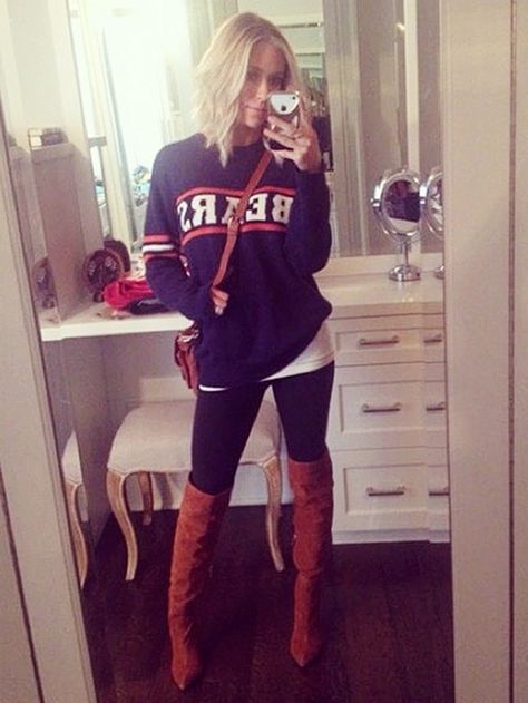 Kristin Cavallari via @WhoWhatWear Nfl Outfit Ideas Woman Football, Cute Hockey Game Outfit Winter, Chicago Bears Outfit Woman, Team Outfits, London Outfits, Super Bowl Outfit, Town Outfits, Football Jersey Outfit, Sports Outfits