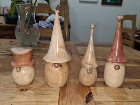 Wood Turning Gnome, Woodturning Christmas Ornaments, Wood Turned Gnomes, Small Wood Turning Projects, Wood Log Crafts, Woodturning Ideas, Wood Christmas Decorations, Turning Wood, Wooden Snowmen