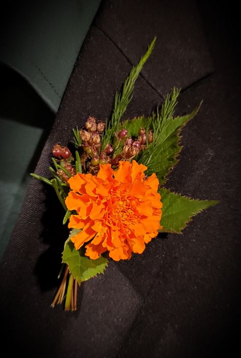 Marigold Boutineer, Fall Color Boutonniere, Marigold Boutonniere, Marigold Bouquet Wedding, Mum Boutonniere, Marigold Bouquet, Honeycomb Wedding, Orange Boutonniere, Blackberry Leaves