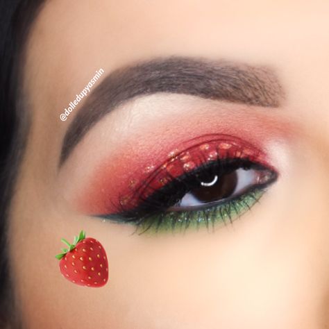 #strawberry #strawberryeyemakeup #fruit #fruitcollab #fruitmakeupidea Strawberry Eyeshadow Look, Strawberry Makeup Halloween, Strawberry Shortcake Eye Makeup, Strawberry Shortcake Makeup Ideas, Strawberry Shortcake Makeup Halloween, Strawberry Themed Makeup, Cute Strawberry Makeup Look, Strawberry Costume Makeup, Strawberry Fairy Costume