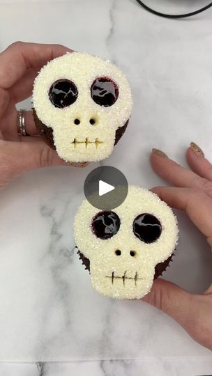 680K views · 12K reactions | Sparkly sugar skulls 💀💀Spooky, sparkly and a piece of cake to make 💀🦴🧁💀 Use white buttercream and piping tip 2A to pipe a skull shape onto your cupcakes. 💀 Smooth out any lines in the buttercream with a small spatula.💀 Gently press them into white sanding sugar.💀 Pop them in the fridge to firm up the buttercream. 💀 Use a piping tip to make holes for the eyes and nostrils. 💀 Use a toothpick to carve a mouth. 🩸Fill the eyes 👀 with strawberry sauce. #cupcake #cakedecorating #cutebaking #cakedbyrach #halloweenbaking #halloweentreats #skullcupcakes#spookycute #easyideas | Caked By Rach Halloween Buttercream Cupcakes, Spooky Cake Pops, Skeleton Cupcakes, Halloween Cupcake Ideas, Sugar Skull Cakes, Skull Cupcakes, Andrew Gold, Spooky Scary Skeletons, Spooky Cake